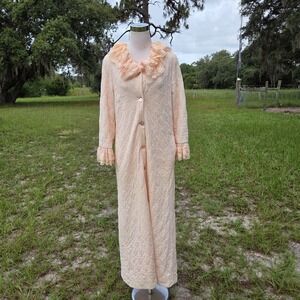 Vanity Fair Vintage 1960s Pink Quilted House Dress Cozy Robe Lace Piping 12